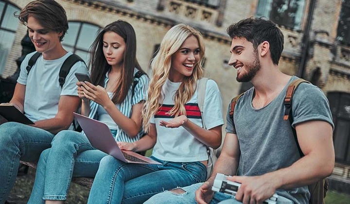 Jugendliche vor der Universität Vitaminmangel bei Jugendlichen