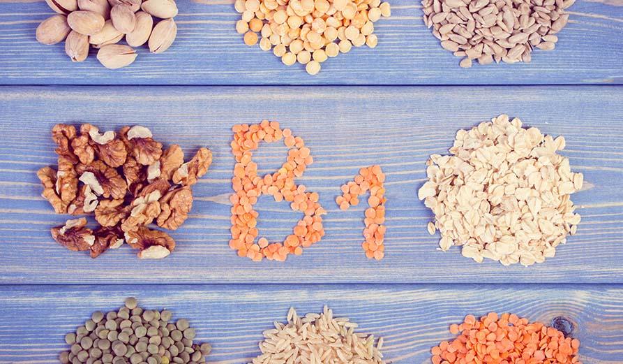 Laut Allgemeinmedizinern Britta Knoll, Präsidentin der Deutschen Gesellschaft für Mesotherapie, soll Vitamin B1 gegen Mücken helfen*. Dazu wird im Zuge der Mesotherapie eine Vitamin-B1-Lösung zusammen mit einem Mittel zur lokalen Betäubung in die Haut gespritzt. Dies führe zu einer für Mücken jedoch unattraktiven Geruchsveränderung der Haut. Wissenschaftliche Studien gibt es dazu allerdings nicht.