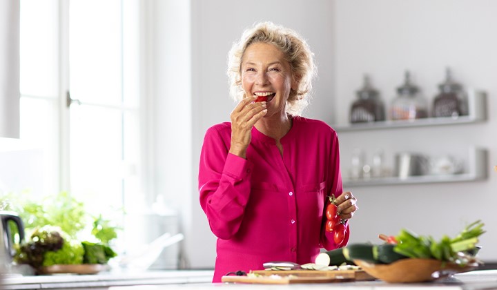 Freundinnen kochen in der Küche Ernährung mit Carotinoiden